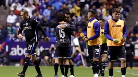 Los jugadores del Cruz Azul festejan un gol contra Puebla.