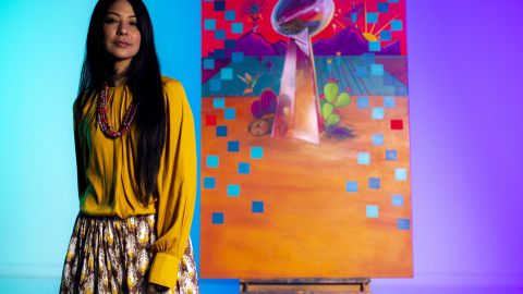 Lucinda "La Morena" Hinojos y el boleto del Super Bowl con su arte.