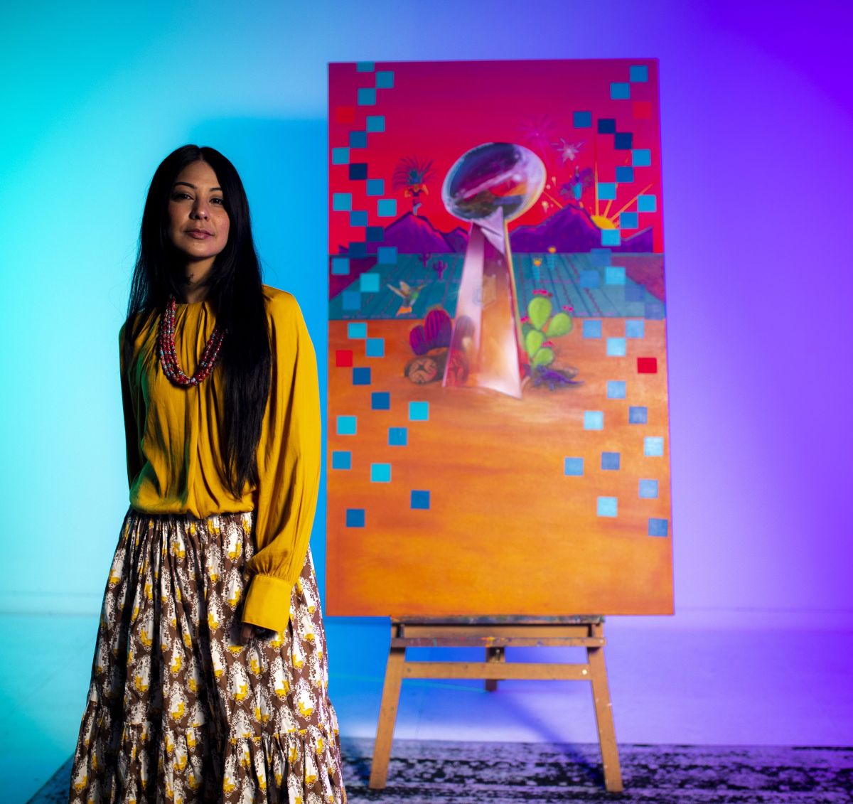 Lucinda "La Morena" Hinojos y el boleto del Super Bowl con su arte.