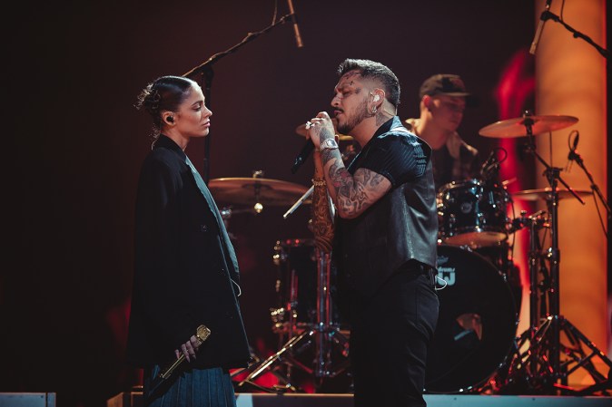 Tini y Christian Nodal en los ensayos de Premio Lo Nuestro 2023