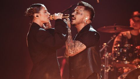 Tini y Christian Nodal en los ensayos de Premio Lo Nuestro 2023
