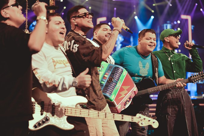 Grupo Firme en los ensayos de Premio Lo Nuestro 2023