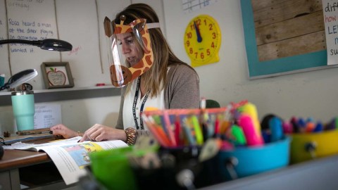 Maggie Barton asegura que siempre le inculcó a sus alumnos los valores del catolicismo