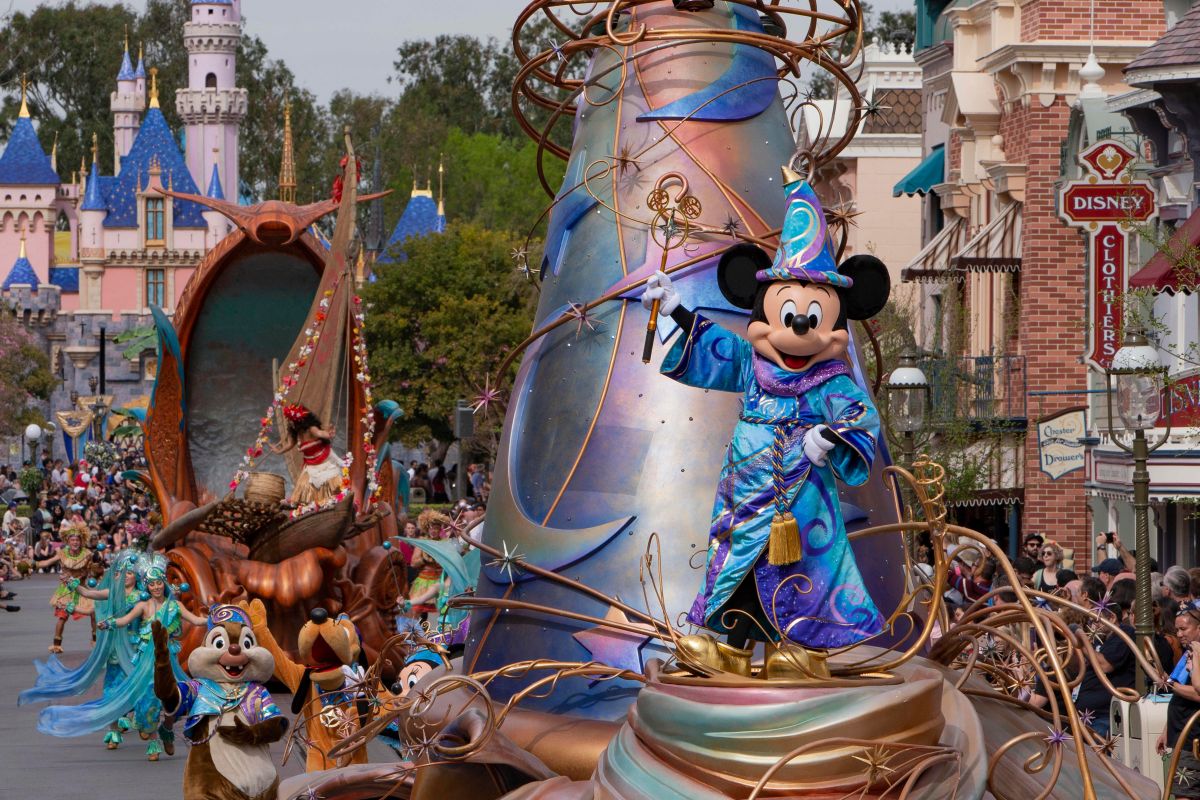 Celebra junto a Disney los 100 años del estudio a través de colecciones de  productos - Hablemos con Spoilers