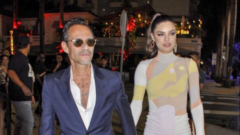 Marc Anthony y Nadia Ferreira llegando a su fiesta de compromiso en la ciudad de Miami.