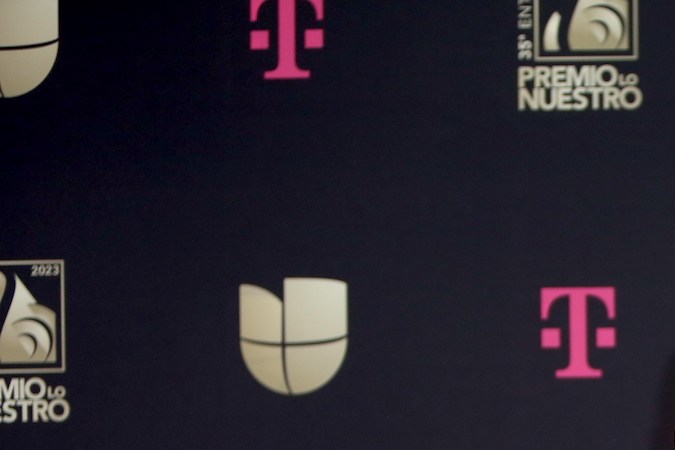 Marc Anthony y Nadia Ferreira en Premio Lo Nuestro 2023.