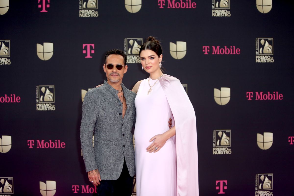 Marc Anthony and Nadia Ferreira at Premio Lo Nuestro 2023.