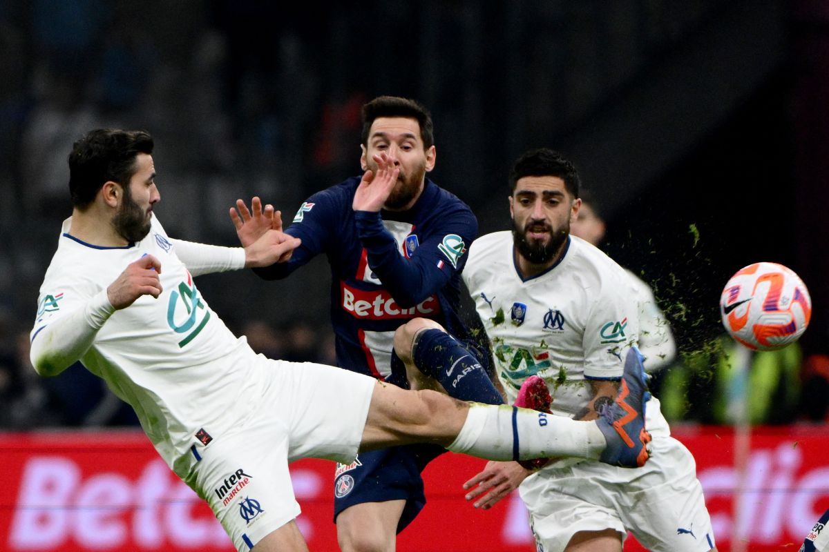 Messi lucha el balón contra la defensa del Marsella.