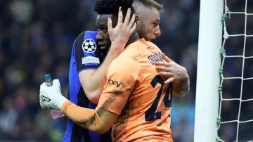 Milan Skriniar y André Onana luego de intensos momentos del juego entre Inter y Porto.