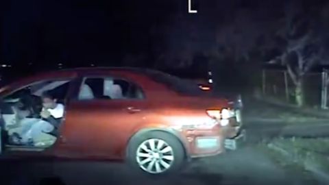 Momento en que policías matan a tiros a latino de 13 años, después de que chocara un auto robado en San Antonio