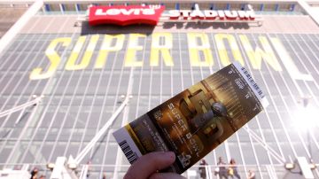 Mujer con una enfermedad terminal es sorprendida con boletos para el Super Bowl
