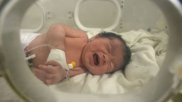 Mujer embarazada da a luz entre los escombros de terremoto en Siria y su bebé recién nacido fue rescatado con vida después de un día atrapado