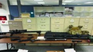 Armas decomisadas que podían haber sido usadas para efectuar un tiroteo masivo. (LAPD cortesía)