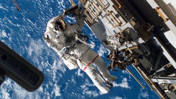 Nave espacial rusa despegó para rescatar a astronautas varados en Estación Espacial por peligrosa fuga en dos cápsulas