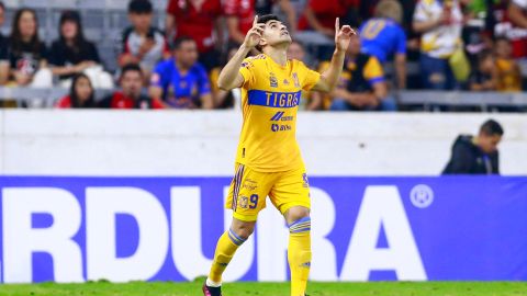 Nicolás Ibáñez celebra el gol del triunfo de Tigres sobre Atlas.