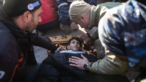 Niño de 7 años rescatado de los escombros en Turquía, hace llorar al médico que le salvó la vida