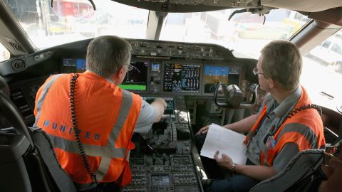 Pilotos del vuelo de United que cayó en picada después de despegar tuvieron que regresar a la escuela