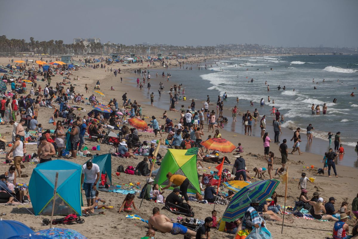 La gente disfruta de un día en la playa antes del Día de los Caídos en Santa Mónica, California.