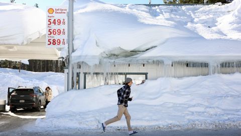 Poderosa tormenta invernal llega al sur de California con la primera advertencia de nieve en la región de Los Ángeles desde 1989