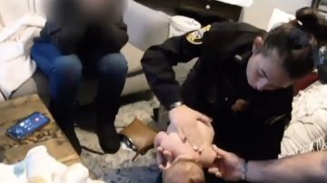 Policía de Georgia se convierte en heroína al salvarle la vida a un bebé que no podía respirar