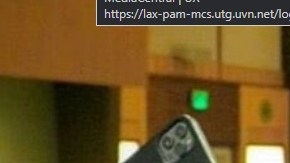 Ernesto Castro, presidente de la Asamblea Nacional Legislativa, toma una selfi con los migrantes salvadoreños.