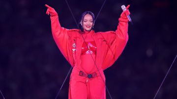 Rihanna en el Apple Music Super Bowl LVII Halftime Show en el State Farm Stadium.