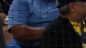 Rodolfo Amador (i) de Los Cañeros de Los Mochis de México celebra tras anotar una carrera contra Los Leones del Caracas.