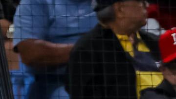 Rodolfo Amador (i) de Los Cañeros de Los Mochis de México celebra tras anotar una carrera contra Los Leones del Caracas.