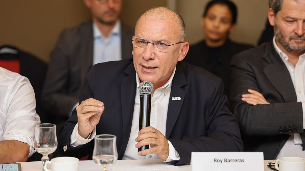 Por razones de seguridad, el senador tuvo que sacar a todos sus hijos de Colombia.