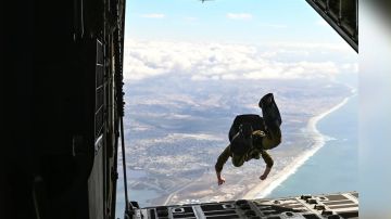 SEAL de la Marina muere al precipitarse en caída libre desde un paracaídas durante un entrenamiento en Arizona