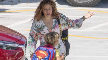 Shakira, en Costa Brava durante un paseo con Gerard Piqué y sus hijos Milan y Sasha en 2021.