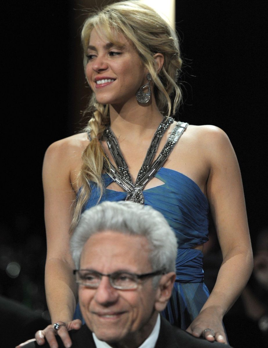 Shakira y su padre, William Mebarak, en Latin Grammy 2011.
