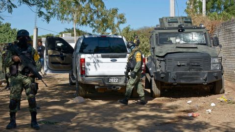 Soldados mexicanos incautaron 630,000 pastillas de fentanilo en Culiacán, el mayor laboratorio jamás incautado