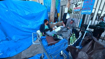 Tensión al límite cuando cuadrillas desmantelan por la fuerza campamentos para personas sin hogar en el centro de Los Ángeles