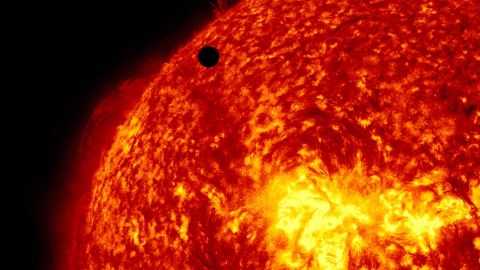 Un filamento de plasma que brota de la superficie del Sol se desprendió y apareció formando un vórtice en forma de corona sobre el polo norte solar
