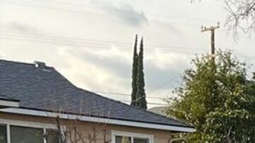 El Departamento de Policía de Upland publicó fotos del vehículo accidentado.