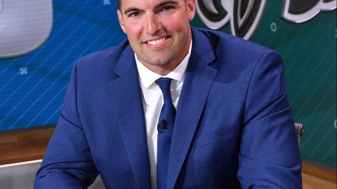 Alejandro Villanueva en el set de FOX Deportes como analista de NFL.