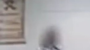 VIDEO: Estudiante de 17 años noqueó y dejó inconsciente a maestra porque le quitó su Nintendo