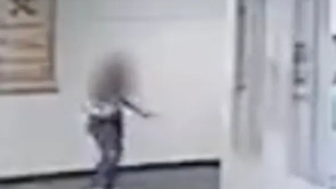 VIDEO: Estudiante de 17 años noqueó y dejó inconsciente a maestra porque le quitó su Nintendo