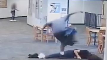 VIDEO: Estudiante de 17 años noqueó y dejó inconsciente a maestra porque le quitó su Nintendo