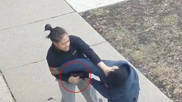 VIDEO: “Te mataré”, amenazó mujer policía de Chicago a presunto ladrón antes de dispararle 3 tiros letales
