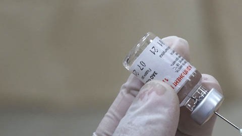 La vacuna se administra en nueve dosis cada tres semanas y debe ser acompañada por un fármaco de inmunoterapia