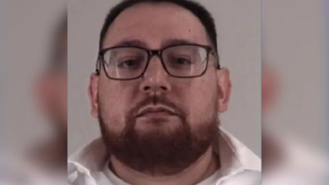Video muestra a latino persiguiendo al hombre que mató a un policía fuera de servicio de Texas por conducir ebrio