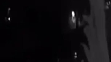 Video muestra cómo mamá de 16 años arroja bebé sobre una barda para intentar escapar de sicarios que mataron a 6 en California