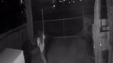 Video muestra cómo mamá de 16 años arroja bebé sobre una barda para intentar escapar de sicarios que mataron a 6 en California