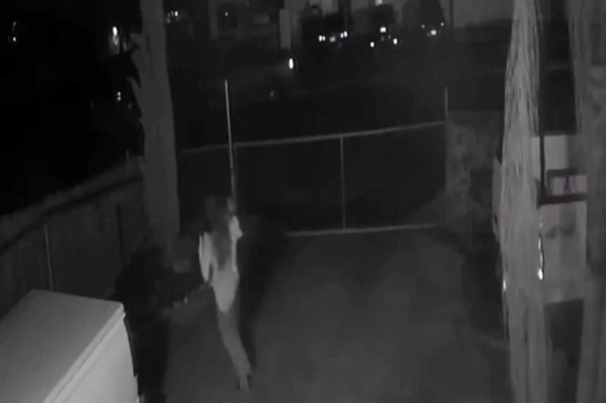 El video muestra cuando la desesperada madre, Alissa Parraz, de 16 años, arroja a su bebé Nycholas, de 10 meses, por encima de una cerca.