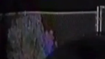 Video muestra cómo mamá de 16 años arroja bebé sobre una barda para intentar escapar de sicarios que mataron a 6 en California