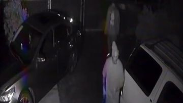 Video muestra cómo mamá de 16 años arroja bebé sobre una barda para intentar escapar de sicarios que mataron a 6 en California