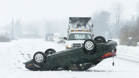 Vuelos cancelados y al menos 2 muertos por tormenta de hielo que congela EE.UU.