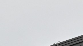 Imagen de un logotipo de la empresa Amazon, en un edificio de color negro.